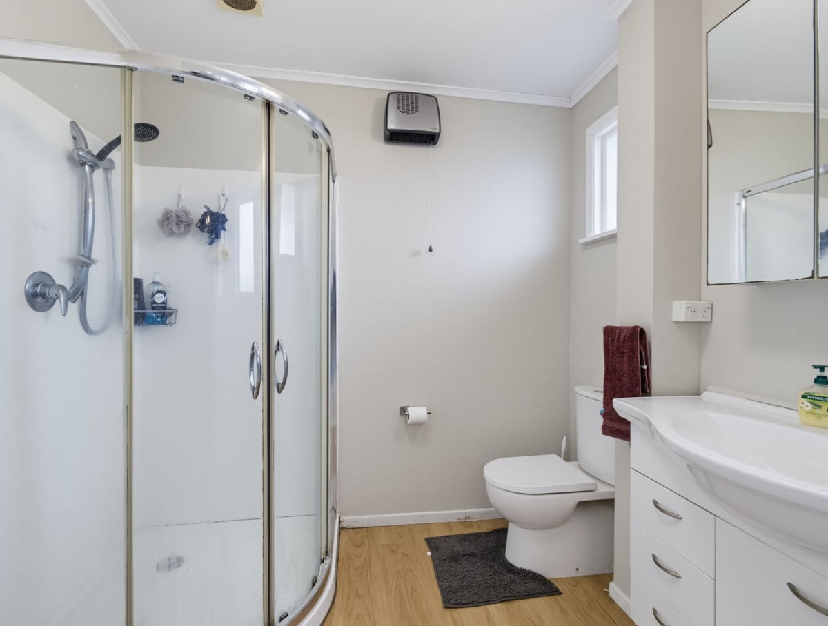 586m2 section, 3 beds 1 bath house with car parks, 40 Cosgrave Road, Papakura, Auckland