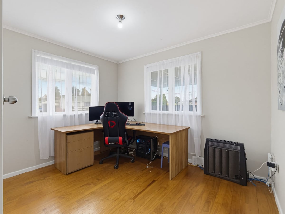 586m2 section, 3 beds 1 bath house with car parks, 40 Cosgrave Road, Papakura, Auckland