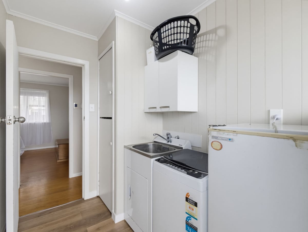 586m2 section, 3 beds 1 bath house with car parks, 40 Cosgrave Road, Papakura, Auckland