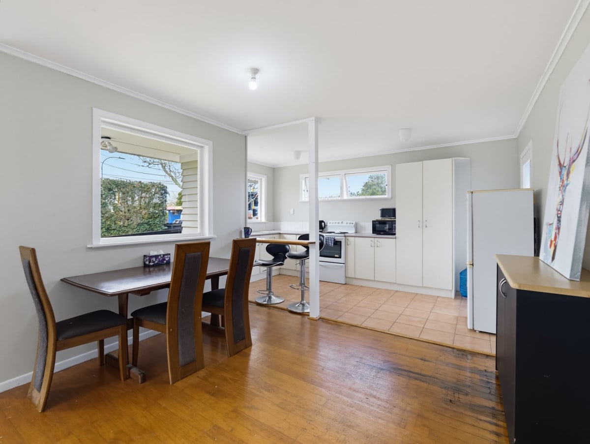 586m2 section, 3 beds 1 bath house with car parks, 40 Cosgrave Road, Papakura, Auckland