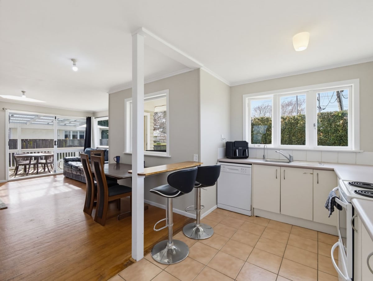 586m2 section, 3 beds 1 bath house with car parks, 40 Cosgrave Road, Papakura, Auckland