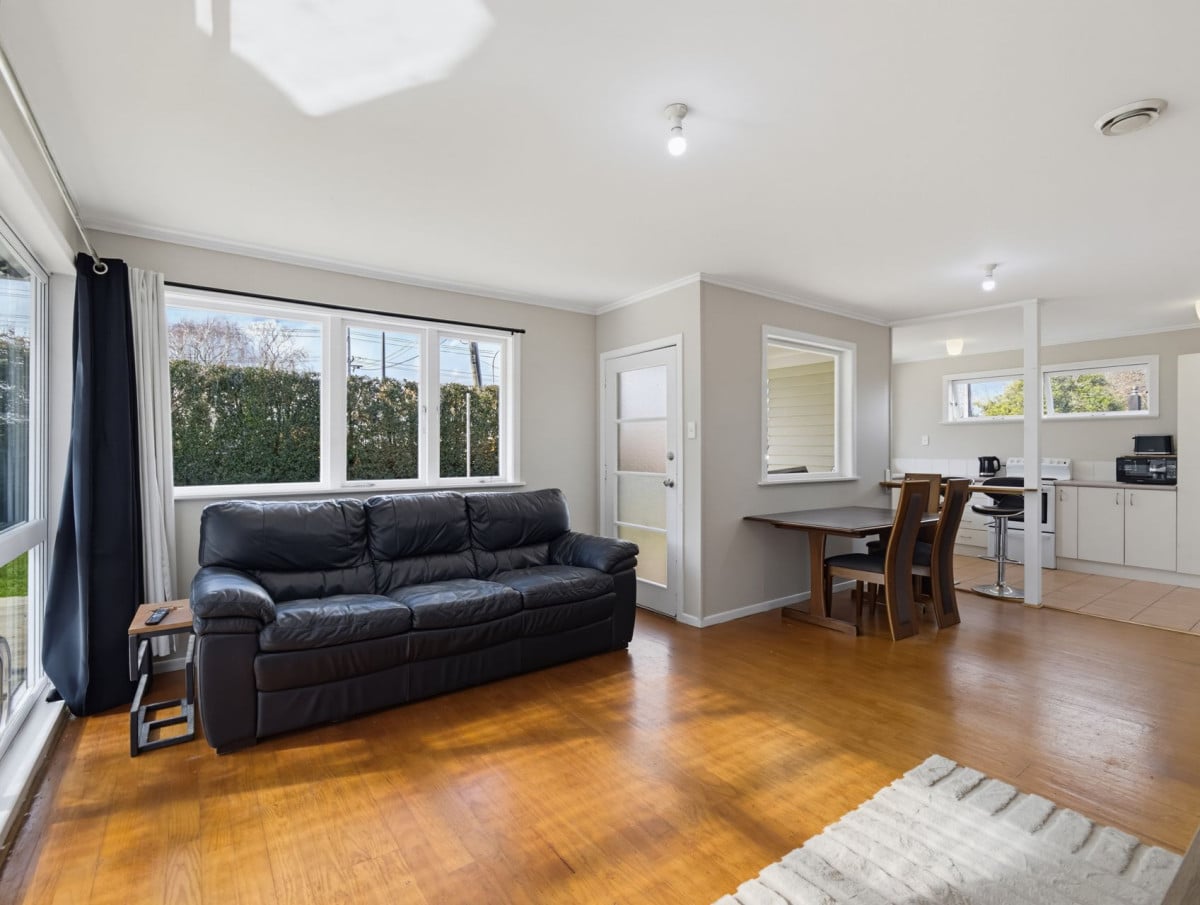 586m2 section, 3 beds 1 bath house with car parks, 40 Cosgrave Road, Papakura, Auckland