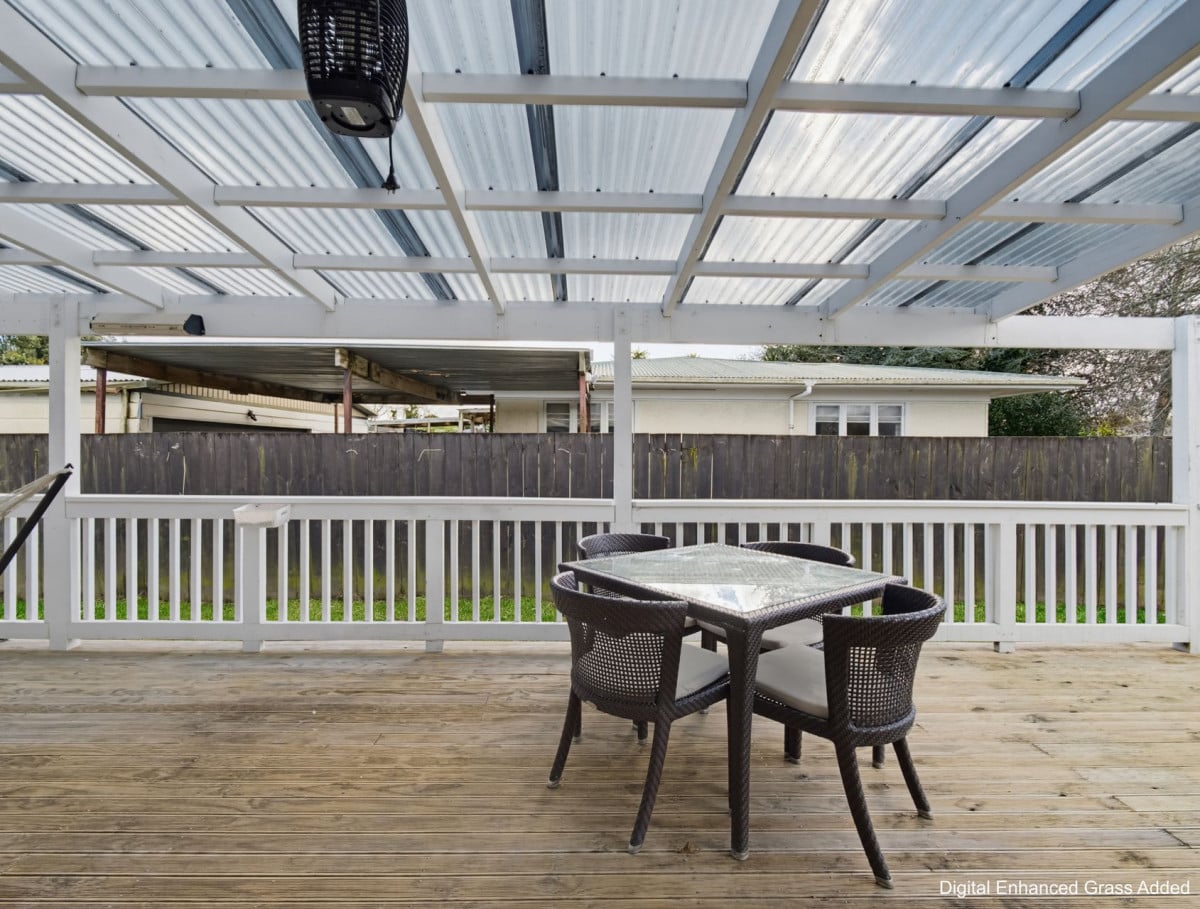 586m2 section, 3 beds 1 bath house with car parks, 40 Cosgrave Road, Papakura, Auckland