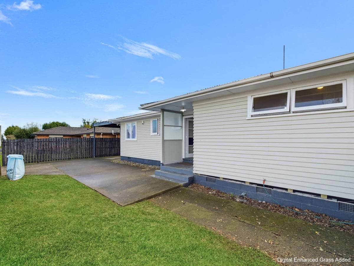 586m2 section, 3 beds 1 bath house with car parks, 40 Cosgrave Road, Papakura, Auckland