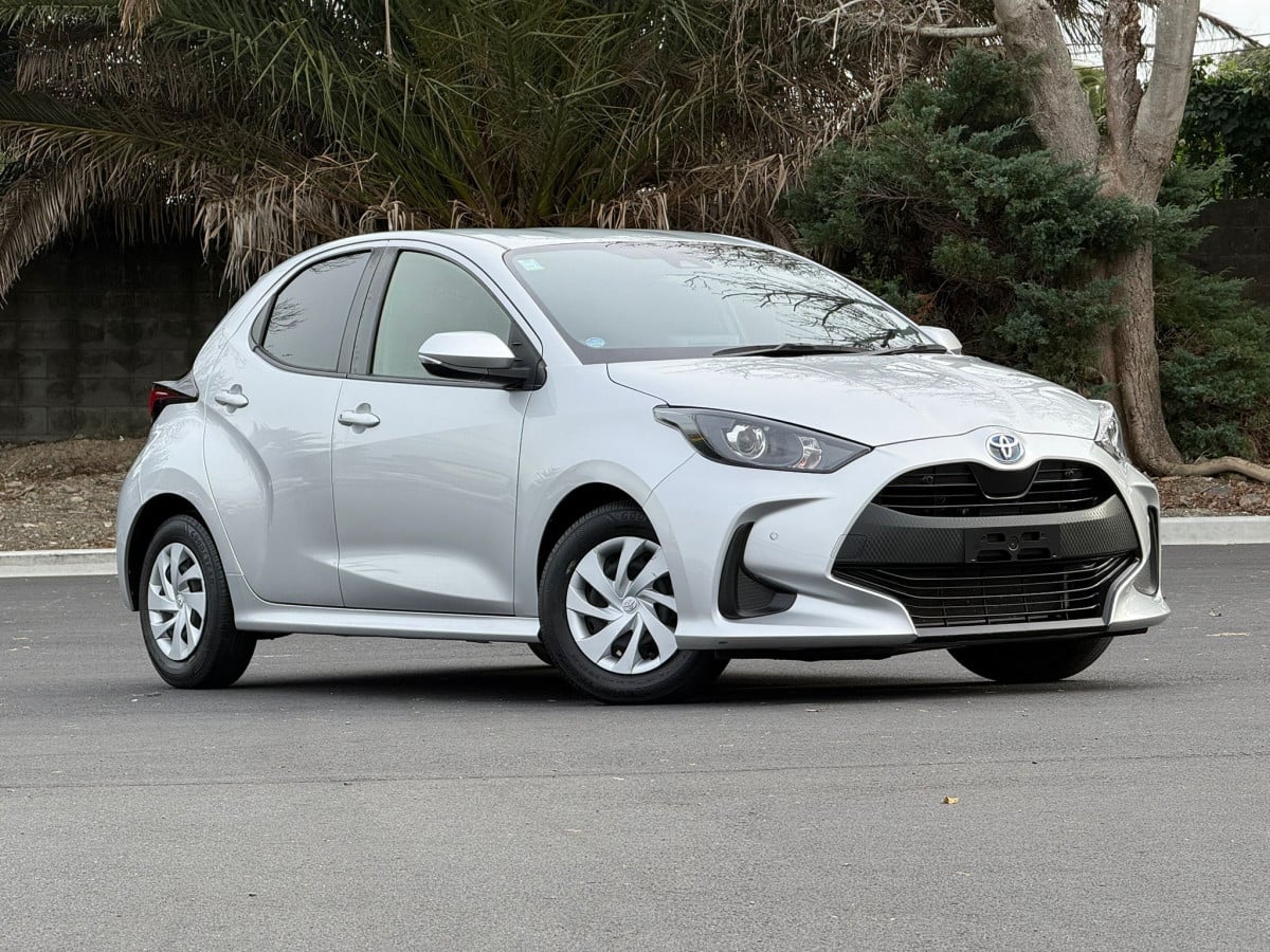 2021 Toyota Yaris Hybrid **Push-Start, TSS, CARPLAY, Bluetooth, Reverse Camera, Radar Cruise** Engine 1500, 92000 km