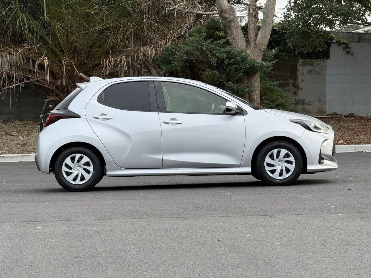 2021 Toyota Yaris Hybrid **Push-Start, TSS, CARPLAY, Bluetooth, Reverse Camera, Radar Cruise** Engine 1500, 92000 km
