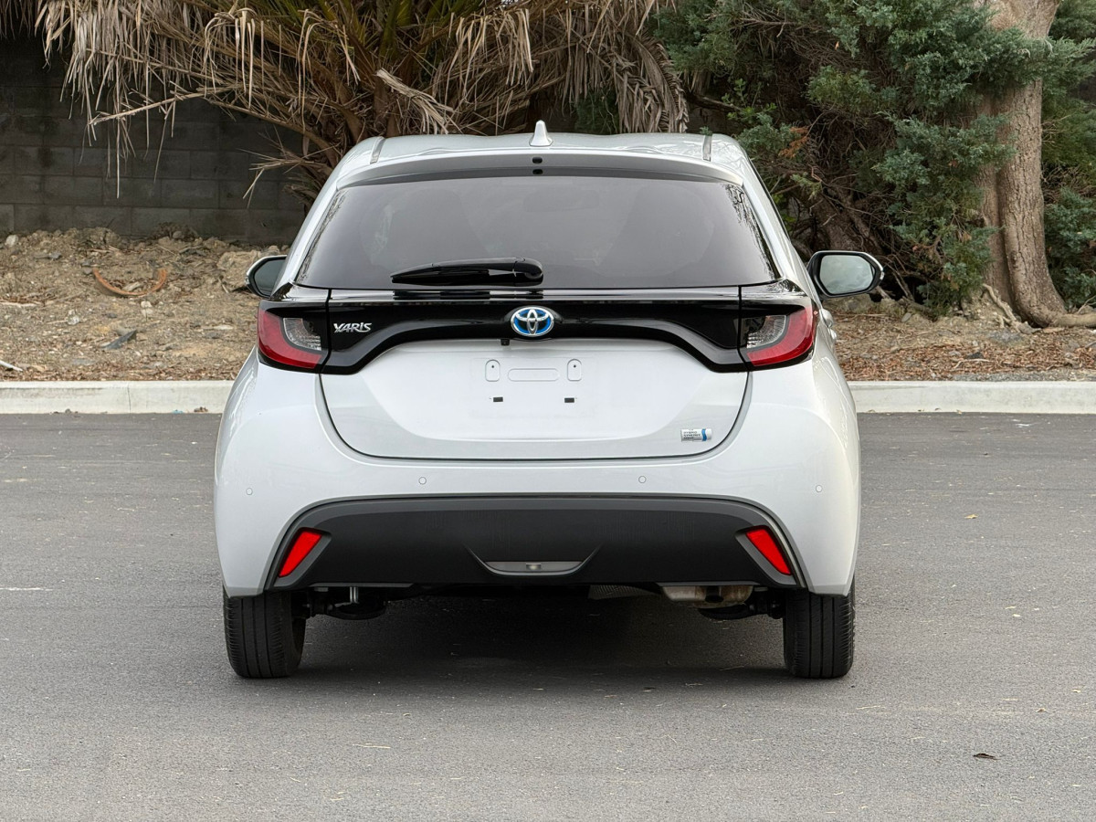2021 Toyota Yaris Hybrid **Push-Start, TSS, CARPLAY, Bluetooth, Reverse Camera, Radar Cruise** Engine 1500, 92000 km