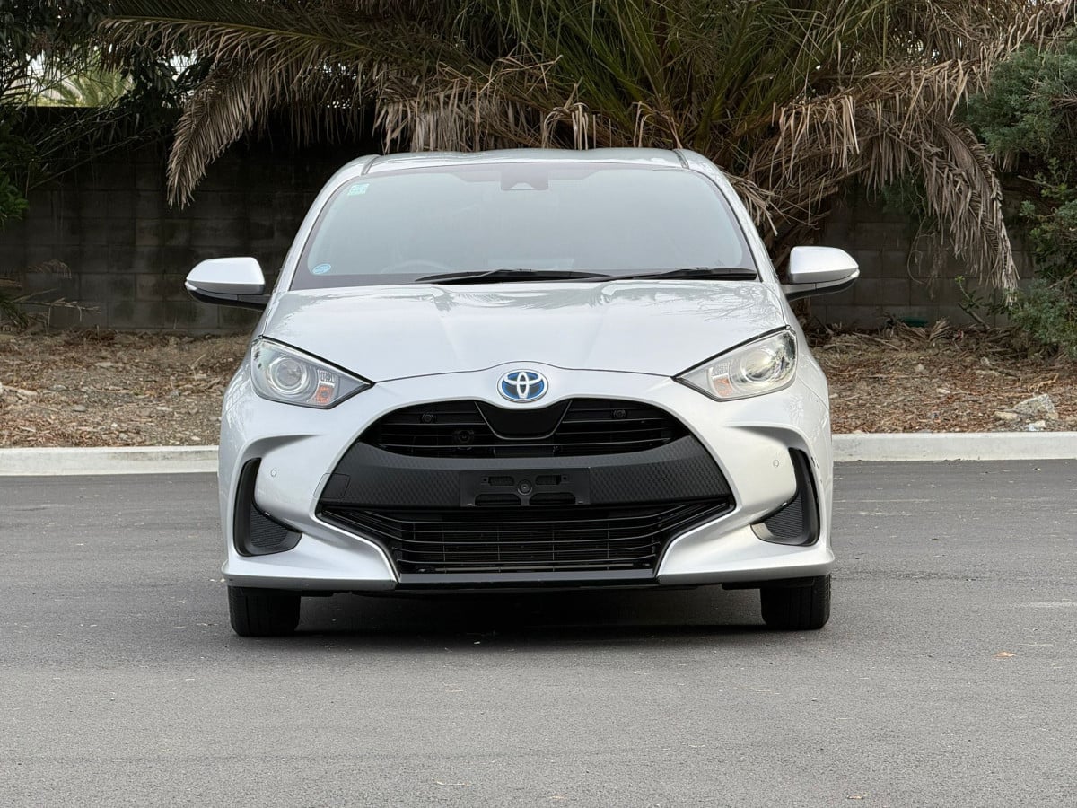 2021 Toyota Yaris Hybrid **Push-Start, TSS, CARPLAY, Bluetooth, Reverse Camera, Radar Cruise** Engine 1500, 92000 km