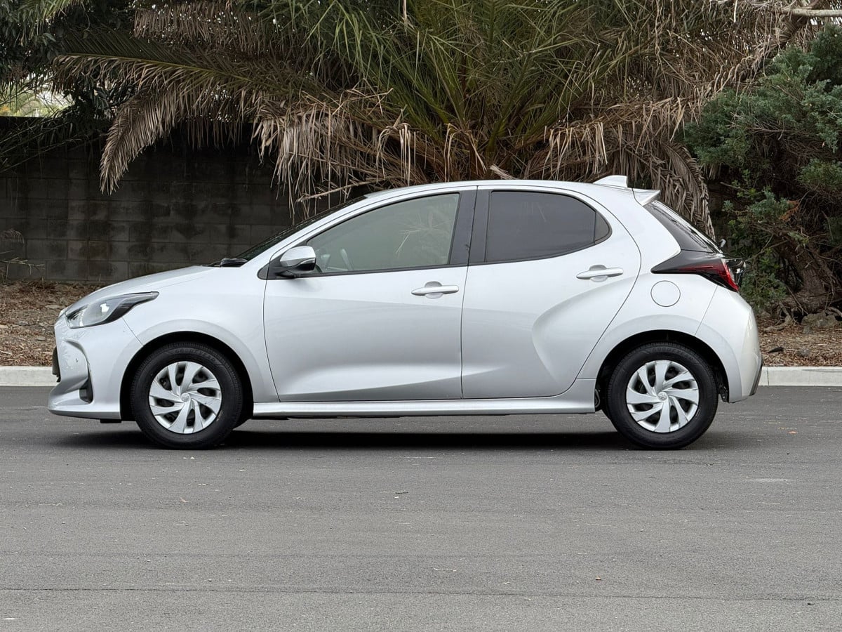 2021 Toyota Yaris Hybrid **Push-Start, TSS, CARPLAY, Bluetooth, Reverse Camera, Radar Cruise** Engine 1500, 92000 km