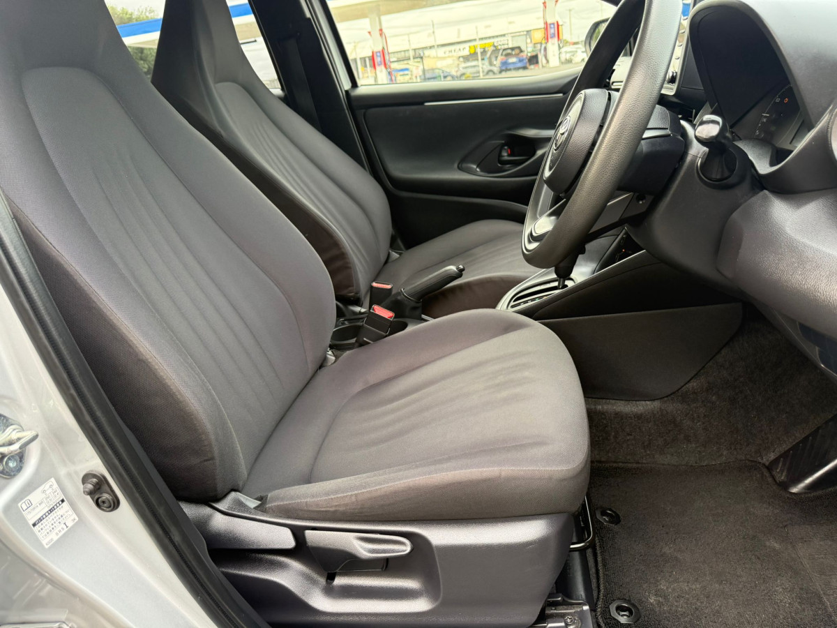 2021 Toyota Yaris Hybrid **Push-Start, TSS, CARPLAY, Bluetooth, Reverse Camera, Radar Cruise** Engine 1500, 92000 km