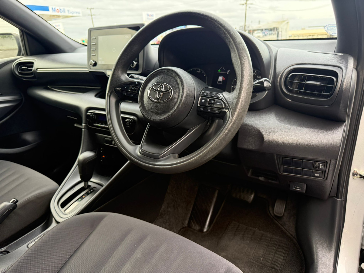 2021 Toyota Yaris Hybrid **Push-Start, TSS, CARPLAY, Bluetooth, Reverse Camera, Radar Cruise** Engine 1500, 92000 km