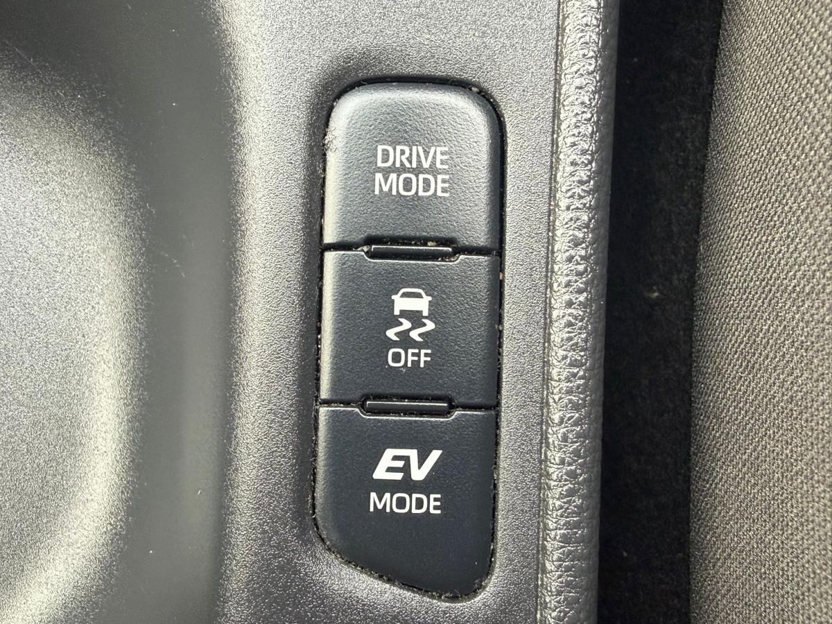 2021 Toyota Yaris Hybrid **Push-Start, TSS, CARPLAY, Bluetooth, Reverse Camera, Radar Cruise** Engine 1500, 92000 km