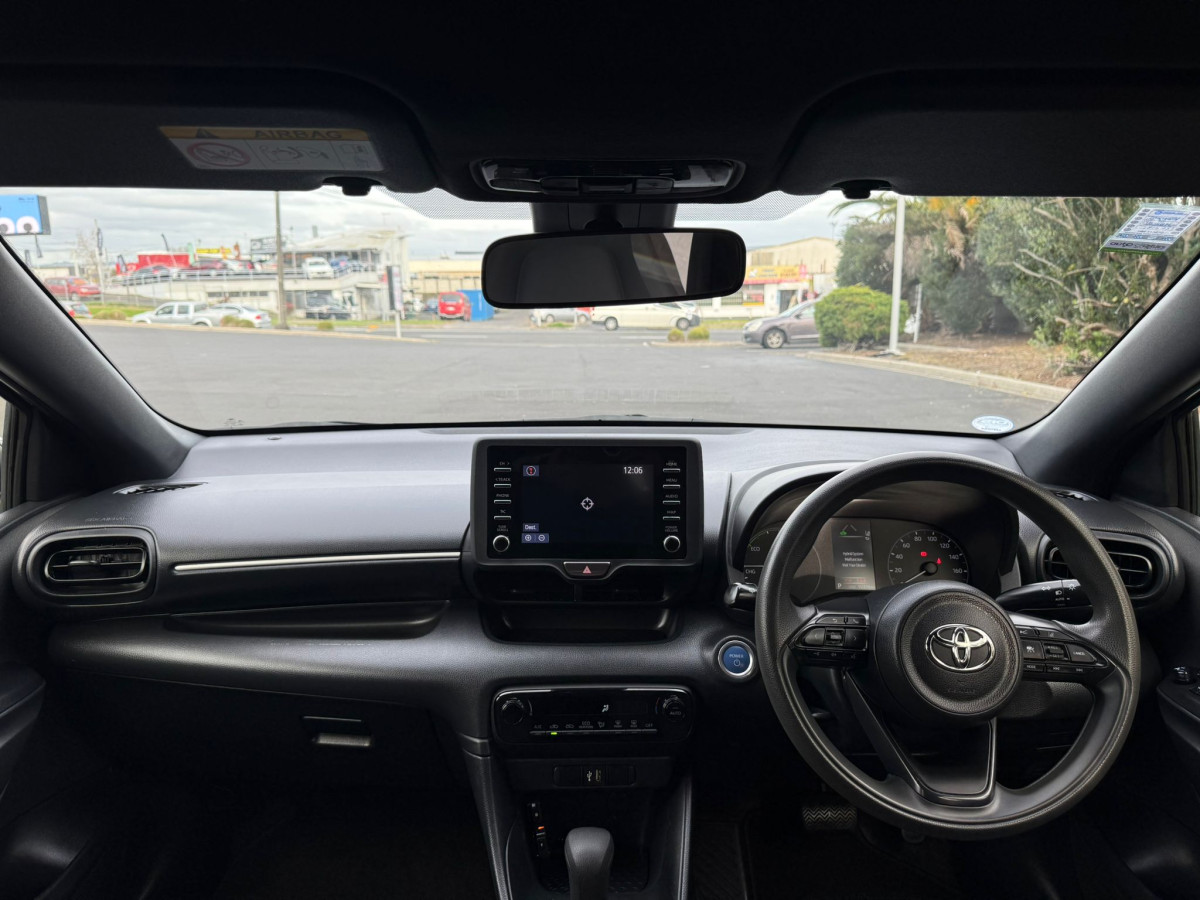 2021 Toyota Yaris Hybrid **Push-Start, TSS, CARPLAY, Bluetooth, Reverse Camera, Radar Cruise** Engine 1500, 92000 km
