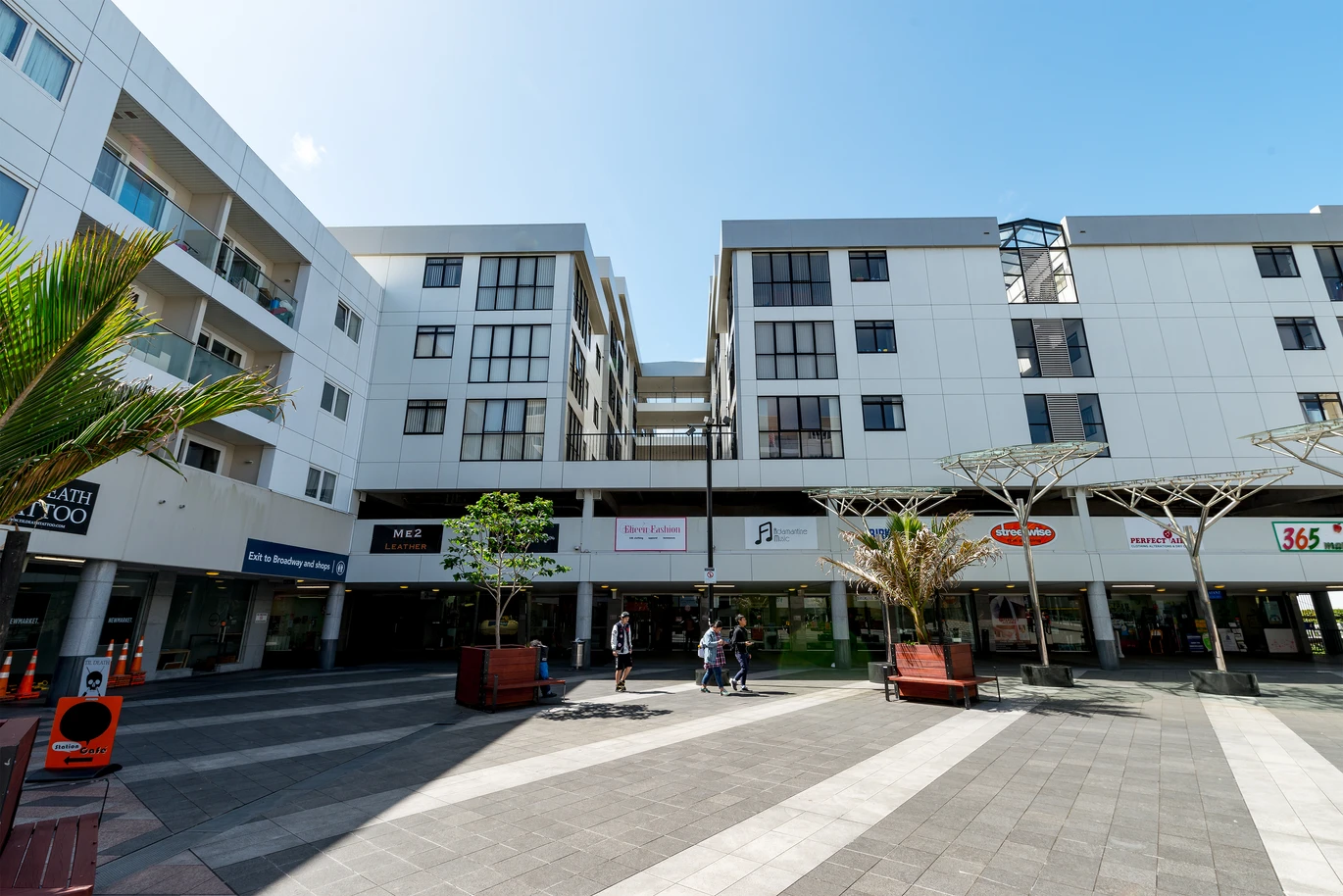 Overseas Vendor Must Sell – Double Grammar school zone (AGS & EGGS), 3 beds 2 baths apartment with 2 car parks, in the highly regarded King’s Square Apartments. 420/26 Remuera Road Newmarket, Auckland