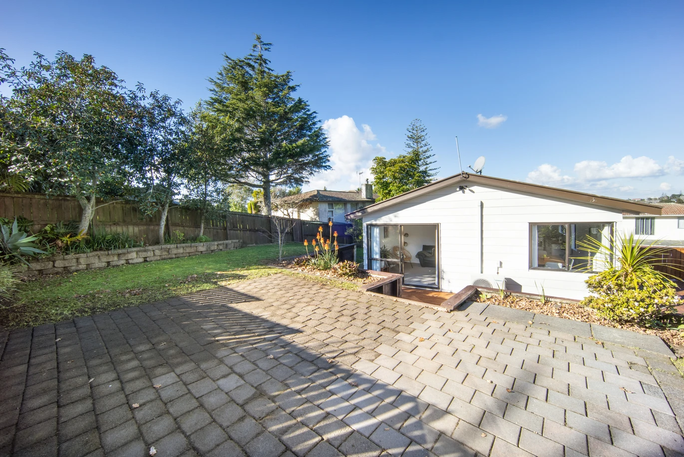 Standalone 3 beds 1 bath house with car parks and a fantastic separate studio, Zoned for Green Bay Primary School and Green Bay High School. 1/23 Stottholm Road Titirangi, Auckland