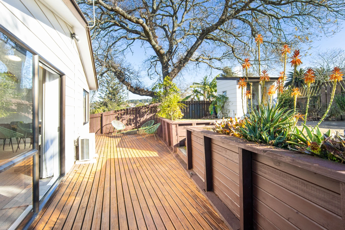 Standalone 3 beds 1 bath house with car parks and a fantastic separate studio, Zoned for Green Bay Primary School and Green Bay High School. 1/23 Stottholm Road Titirangi, Auckland