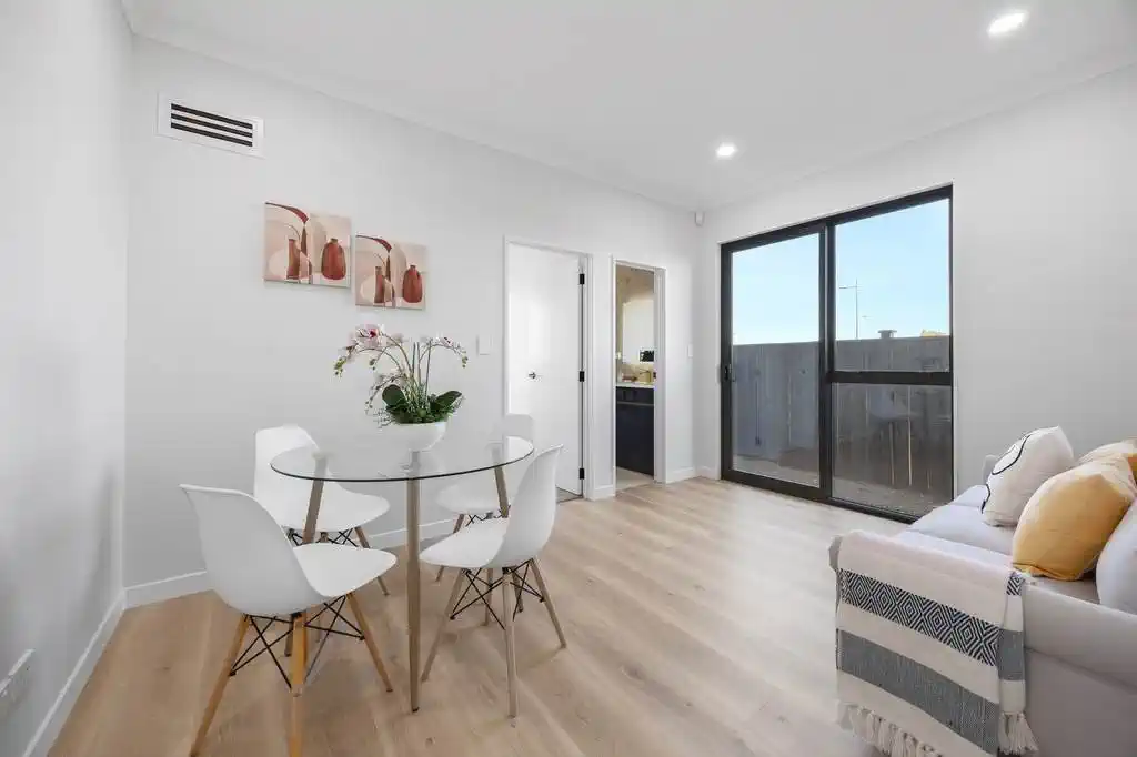 2 kitchens, 6 beds (4 ensuites) 5.5 baths house with double garage and 2 beds granny, 39 Park Green Avenue, Karaka, Auckland