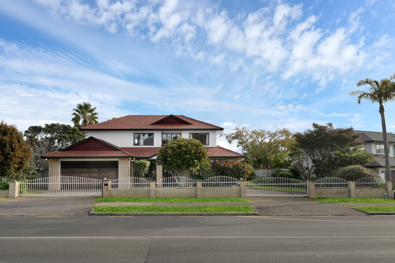 Grand Family Living on 806m² in Dannemora, 280m2 6 beds 3 baths house with double garage, Botany Downs Secondary College zone, 15 Kilkenny Drive East Tamaki Heights, Auckland