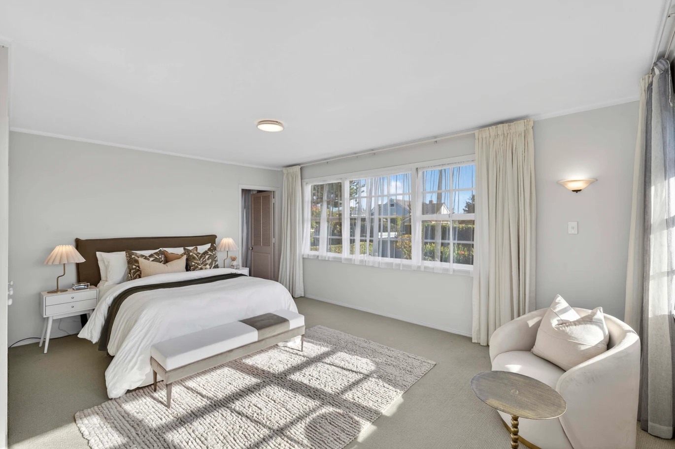 981m2 section, 404m2 character 5 beds 3 baths grand residence with triple garage, swimming pool, Beautifully landscaped gardens, 9 Worcester Road Meadowbank, Auckland