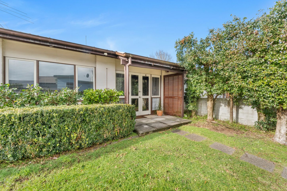 Owner downsizing, 2 beds 1 bath home with garage, 2/25 Kitchener Road, Sandringham, Auckland