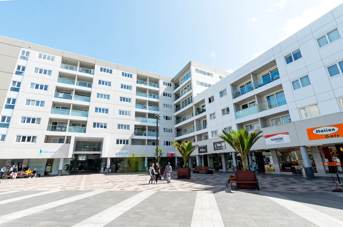 Overseas Vendor Must Sell – Double Grammar school zone (AGS & EGGS), 3 beds 2 baths apartment with 2 car parks, in the highly regarded King’s Square Apartments. 420/26 Remuera Road Newmarket, Auckland