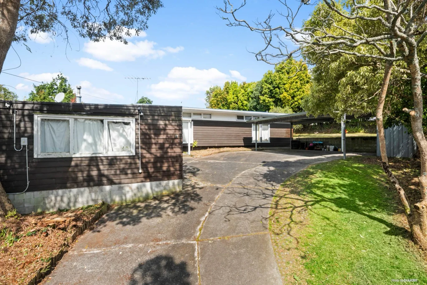 936m2 section, with RC approved for 7 new homes, 6 beds 3 baths house with carport, 17 Ellice Road Totara Vale, Auckland