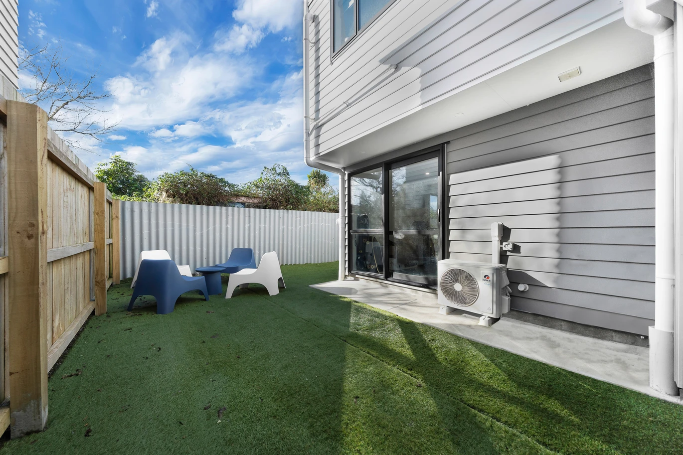 Motivated owner – Urgent Sale, 2 beds 1.5 baths home with garage and 1 Extra parking, Freehold End Unit/ 3x Backyard/ No Body Corp, 8/45 Dale Crescent Pakuranga, Auckland