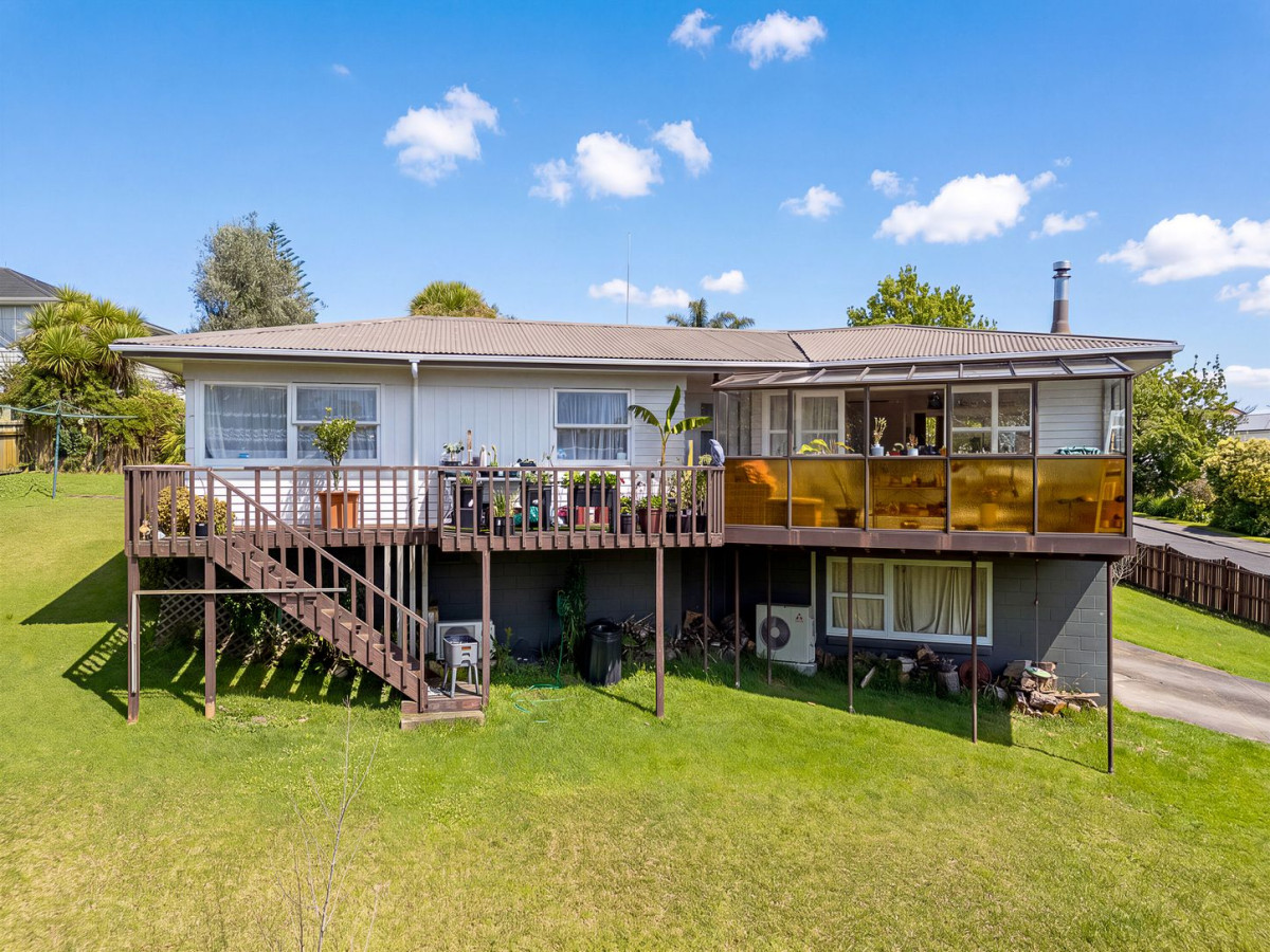 731m2 section, 3 beds 1 bath house with double garage, 5 Edgewood Way, Henderson, Auckland