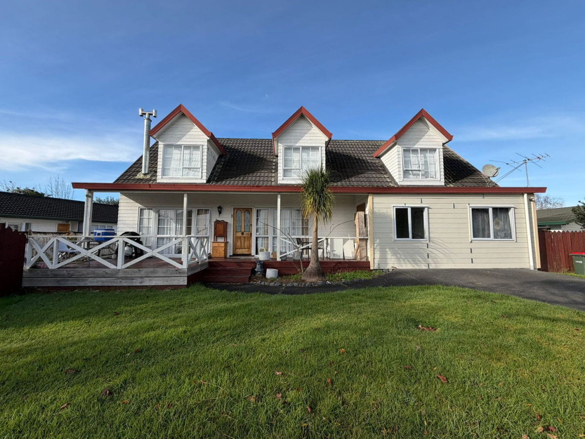 Mortgagee sale, 4oom2 section, 190m2 Standalone 3 beds + 2 rumpus rooms 2 baths house with car parks, 8 Evanda Crescent, Conifer Grove, Auckland