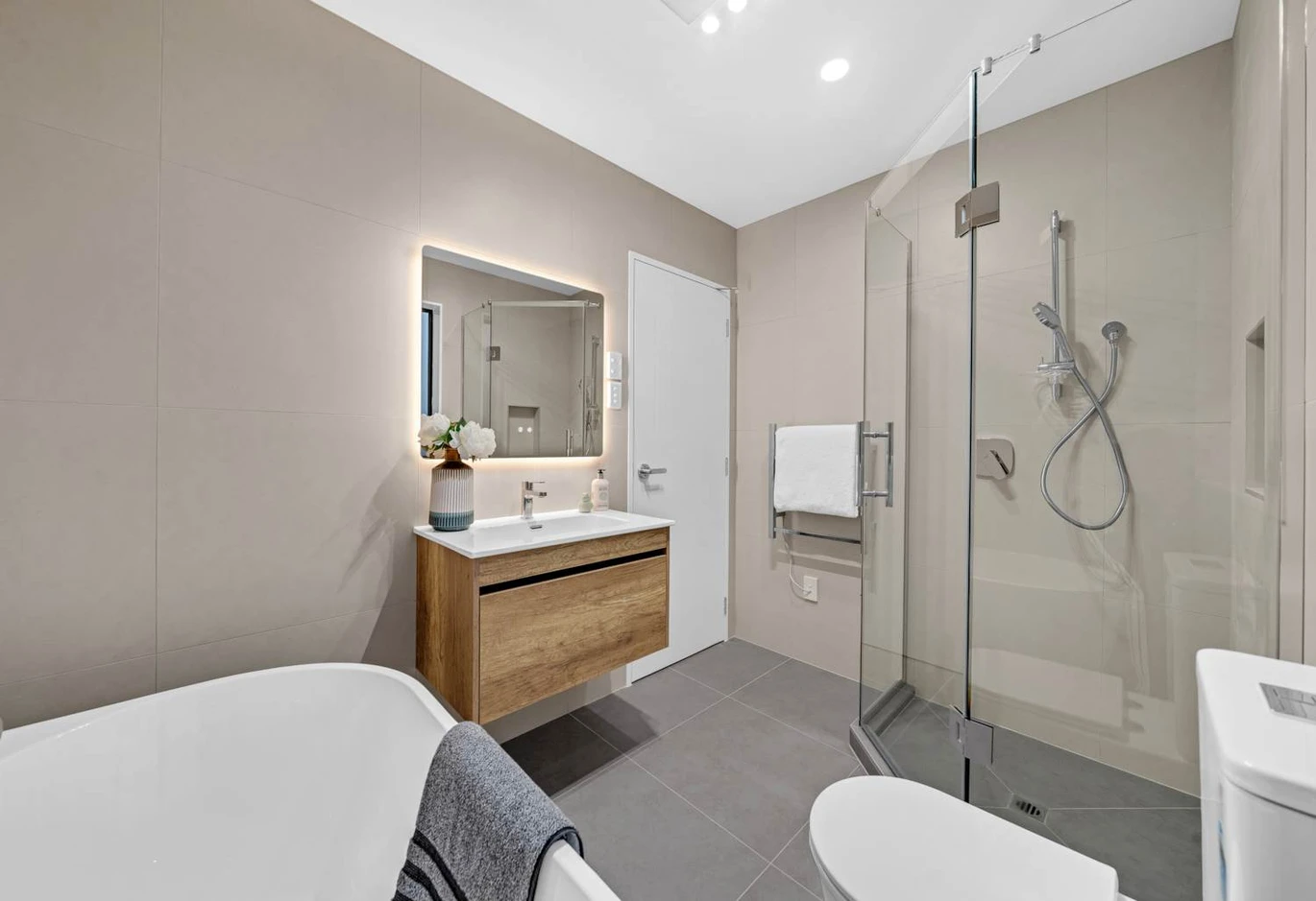 152m2 Brandnew standalone 4 beds (2 ensuites) 3.5 baths home with garage, 1 ensuite ground floor, approximately 1.2km from Blockhouse Bay Village, move-in ready. Agents: bring your buyers! Conjunctionals welcome, 18D Geneva Place Blockhouse Bay, Auckland