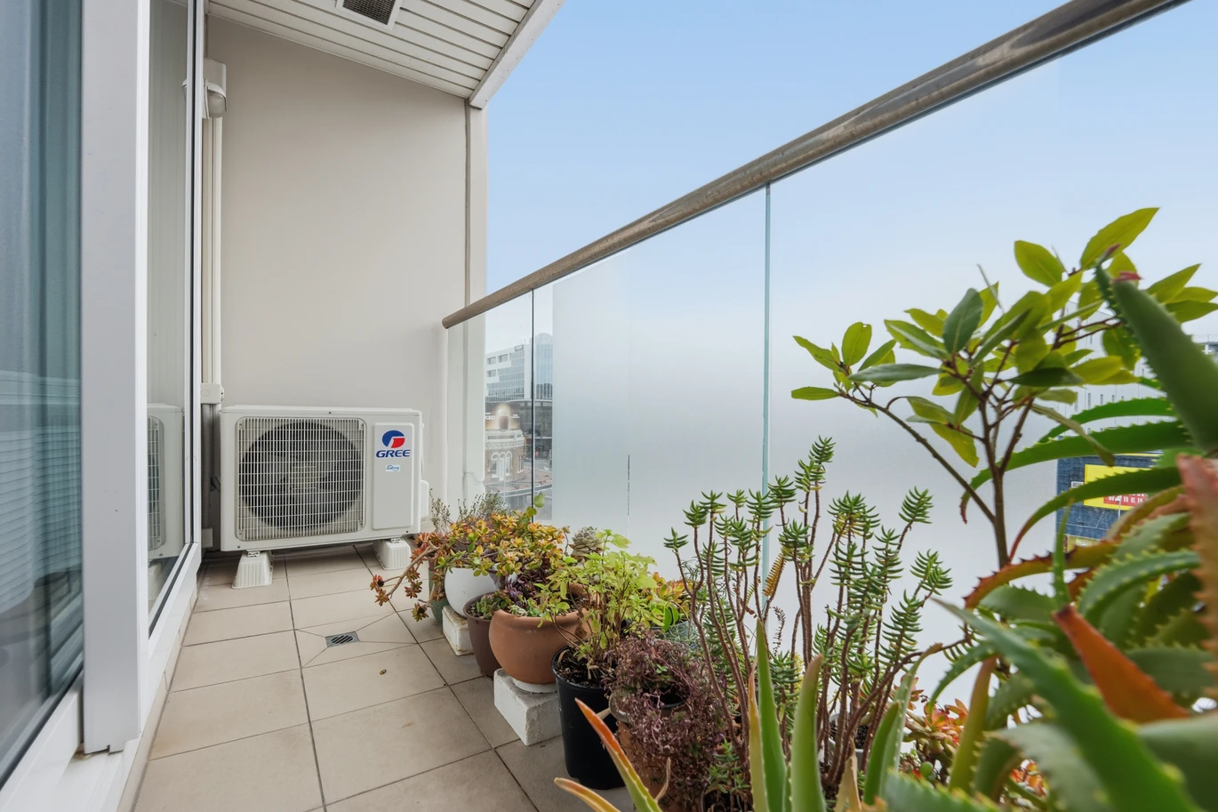 Overseas Vendor Must Sell – Double Grammar school zone (AGS & EGGS), 3 beds 2 baths apartment with 2 car parks, in the highly regarded King’s Square Apartments. 420/26 Remuera Road Newmarket, Auckland