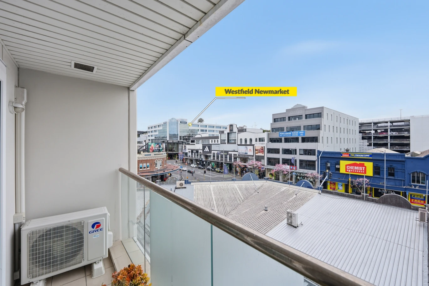 Overseas Vendor Must Sell – Double Grammar school zone (AGS & EGGS), 3 beds 2 baths apartment with 2 car parks, in the highly regarded King’s Square Apartments. 420/26 Remuera Road Newmarket, Auckland