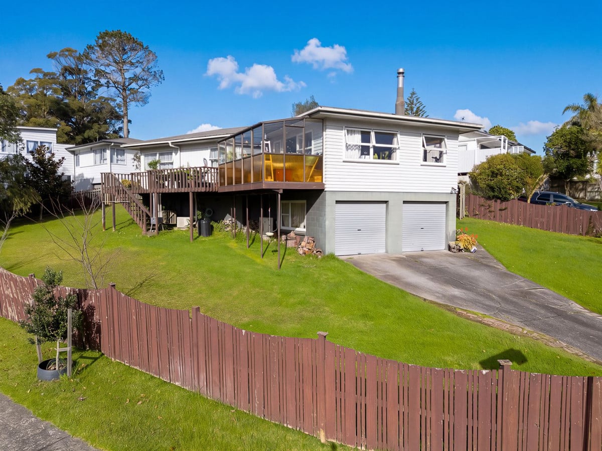 731m2 section, 3 beds 1 bath house with double garage, 5 Edgewood Way, Henderson, Auckland