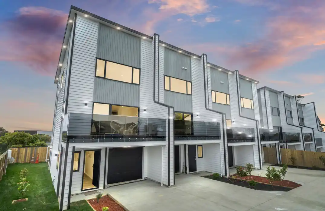 For rent, Pets by consent, No smokers, 4 beds 4 baths townhouse with garage, Available from 8th July, 1/18 Hutchinsons Road, Bucklands Beach, Auckland