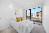 2 kitchens, 6 beds (4 ensuites) 5.5 baths house with double garage and 2 beds granny, 39 Park Green Avenue, Karaka, Auckland