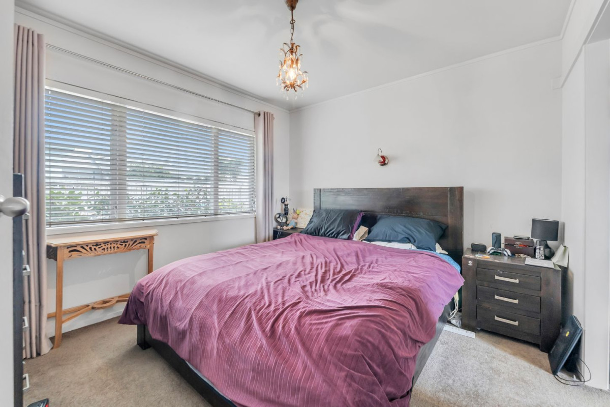 Owner downsizing, 2 beds 1 bath home with garage, 2/25 Kitchener Road, Sandringham, Auckland