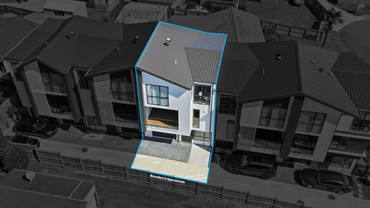 For rent, 4 beds 3.5 baths townhouse with garage, available 3rd July, 24C Tomintoul Place, Highland Park, Auckland