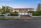 981m2 section, 404m2 character 5 beds 3 baths grand residence with triple garage, swimming pool, Beautifully landscaped gardens, 9 Worcester Road Meadowbank, Auckland