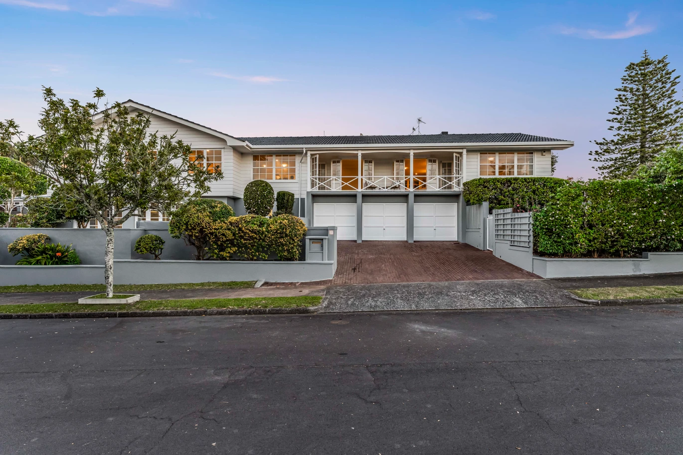 981m2 section, 404m2 character 5 beds 3 baths grand residence with triple garage, swimming pool, Beautifully landscaped gardens, 9 Worcester Road Meadowbank, Auckland