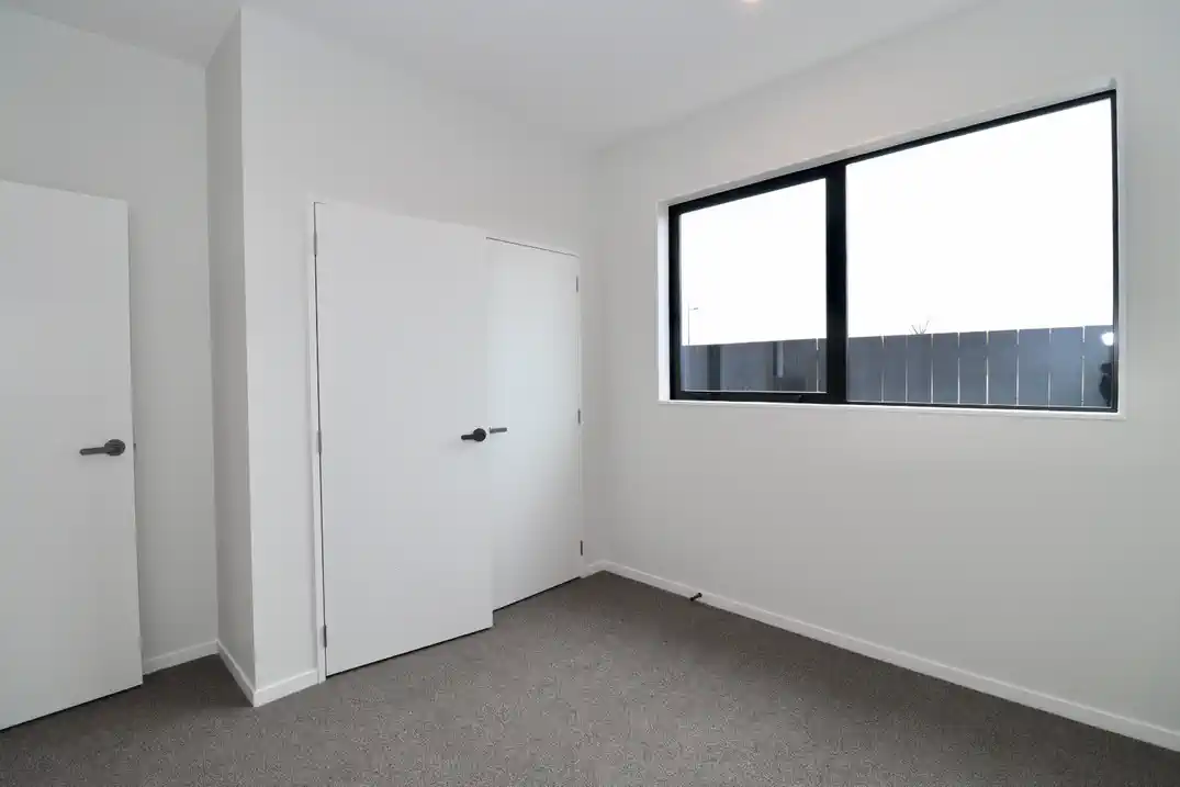 For rent, No Pet, No smoker, 5 beds 3 baths house with garage, including a self-contained 1-bedroom unit with its own living area, separate entry, and subletting allowed, Available from the 7th July, 13 Ngakau Road, Drury, Auckland