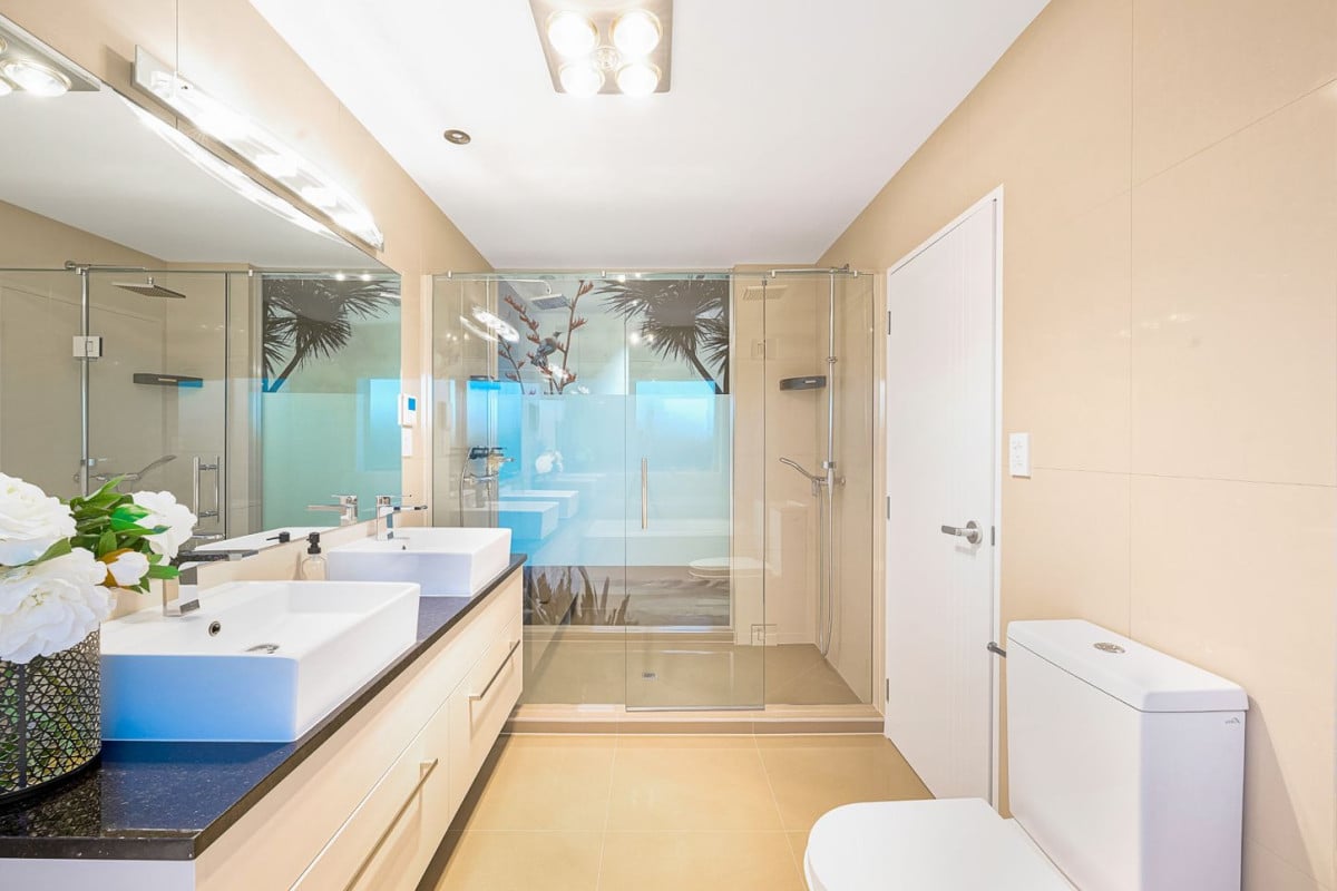 621m2 section, 2 kitchens, 334m2 5 beds ( 2 ensuites, Two additional semi-ensuite) 4 baths house with double garage, 2 ensuites ground floor, 9 Platinum Rise, Ranui, Auckland
