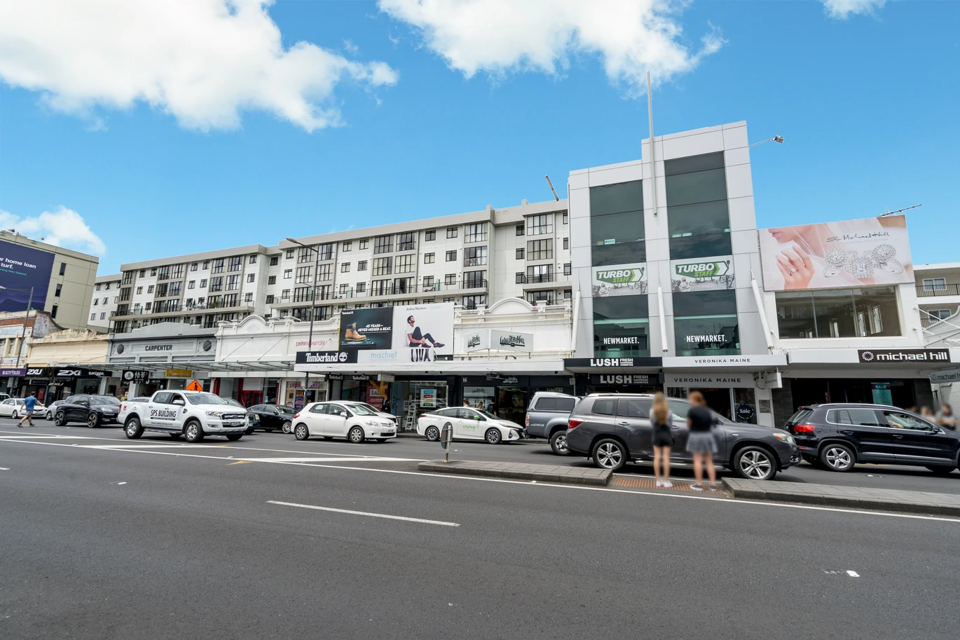 Overseas Vendor Must Sell – Double Grammar school zone (AGS & EGGS), 3 beds 2 baths apartment with 2 car parks, in the highly regarded King’s Square Apartments. 420/26 Remuera Road Newmarket, Auckland