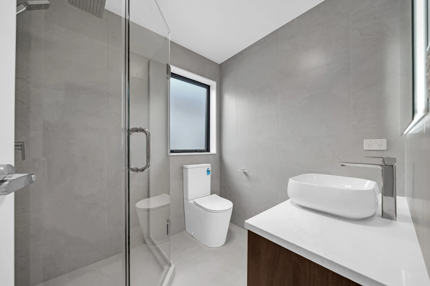 2 kitchens, 6 beds (2 ensuites) 4.5 baths house with garage and 1 bed granny, 65 Rashni Road Flat Bush, Auckland