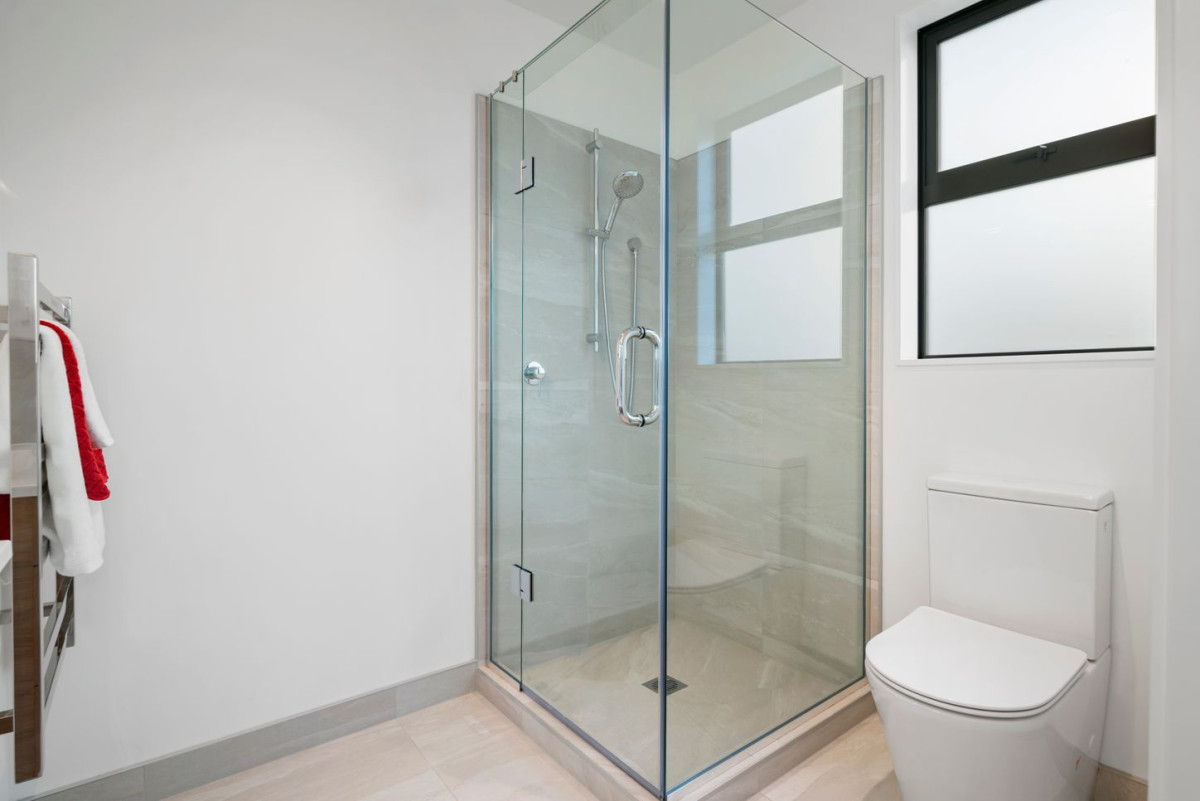 Price dropped to sell down the last 3 units, Brandnew freehold 3 beds 2.5 baths home with car park, No any Society cost, Under floor heating in both bathrooms, 11 Pharlap Drive, Northcross, Auckland