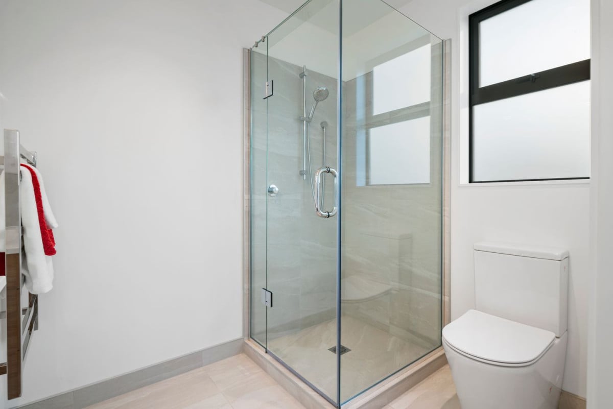 Price dropped to sell down the last 3 units, Brandnew freehold 3 beds 2.5 baths home with car park, No any Society cost, Under floor heating in both bathrooms, 7 Pharlap Drive, Northcross,, Auckland