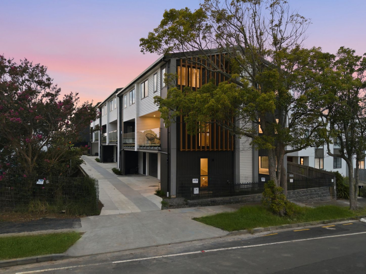 Keen Vendor, Enquiries over $900,000, 172m2 Brandnew 4 beds 3.5 baths home with garage, Lot 3/8 Epping Street, Glen Innes, Auckland
