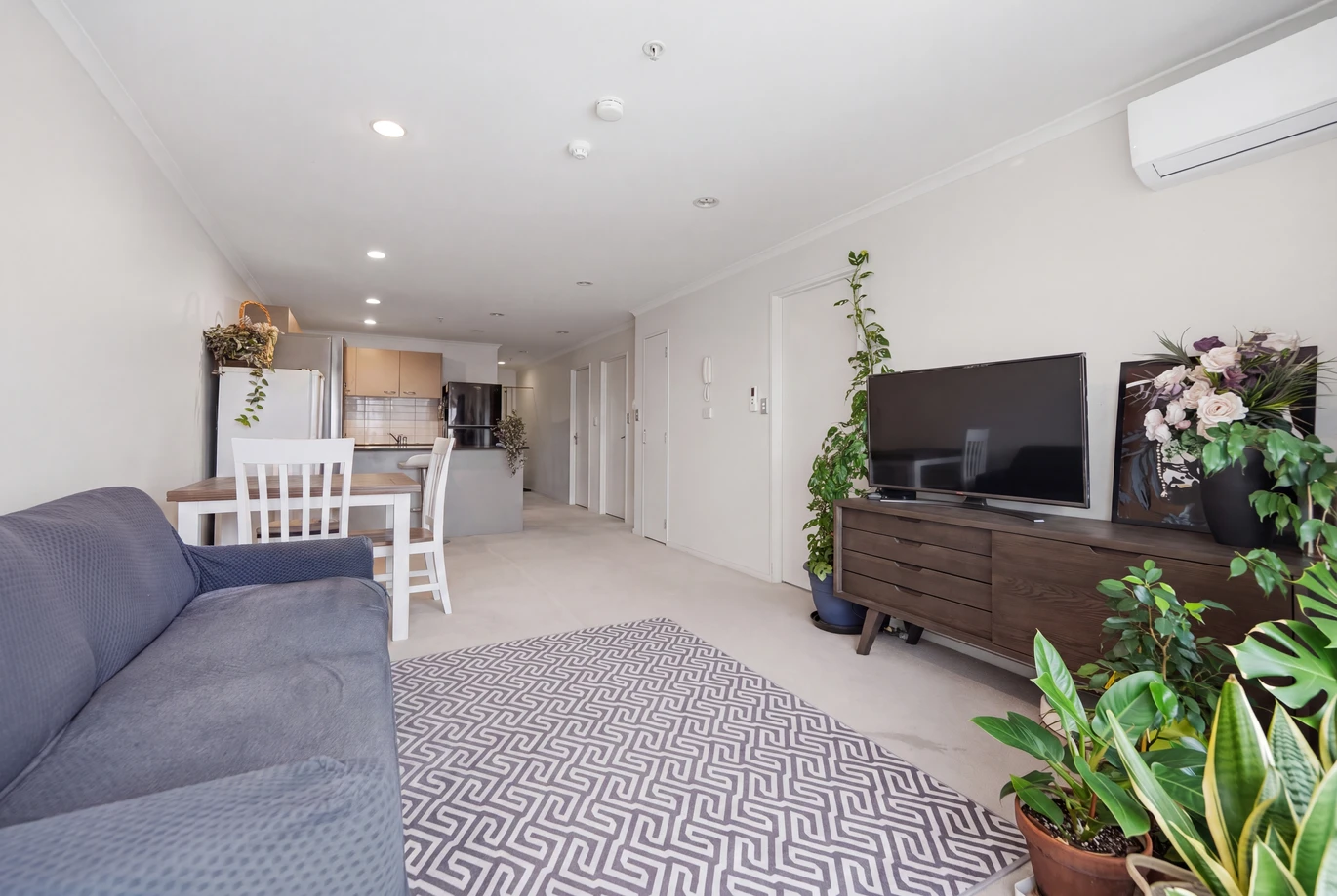 Overseas Vendor Must Sell – Double Grammar school zone (AGS & EGGS), 3 beds 2 baths apartment with 2 car parks, in the highly regarded King’s Square Apartments. 420/26 Remuera Road Newmarket, Auckland