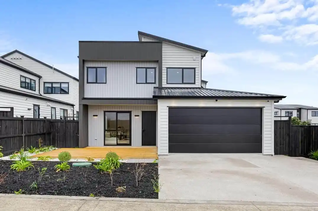 2 kitchens, 6 beds (4 ensuites) 5.5 baths house with double garage and 2 beds granny, 39 Park Green Avenue, Karaka, Auckland