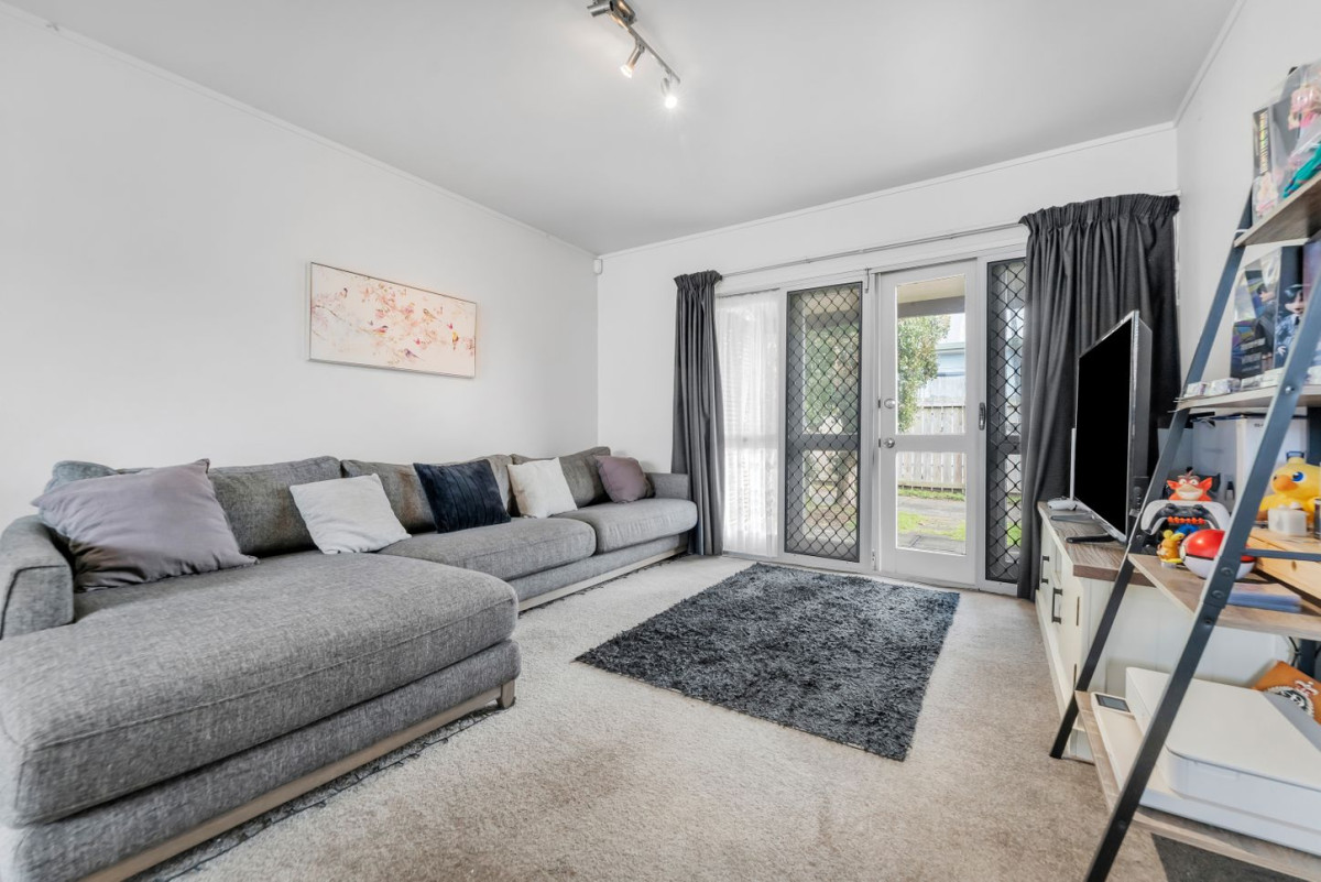 Owner downsizing, 2 beds 1 bath home with garage, 2/25 Kitchener Road, Sandringham, Auckland