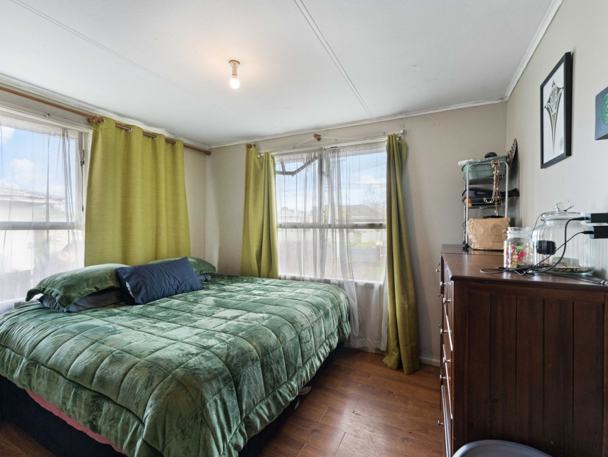 847m2 section, 3 beds 1 bath house with standalone garage, the owners have simply outgrown the home with a large and growing family, 39 Blake Road, Mangere East, Auckland